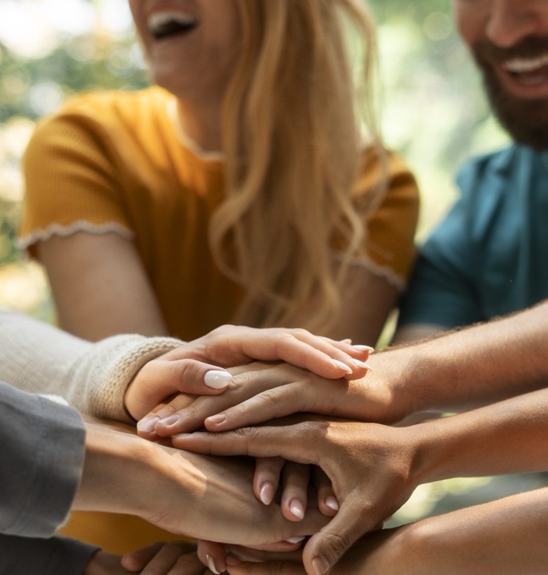 Mains unies d'une association locale